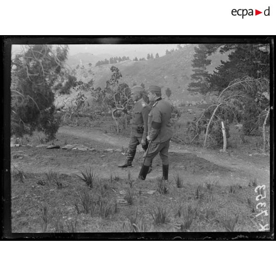 Yélak. Poste de commandement de la 1ere armée. Le Prince de Serbie et le capitaine Georgevitch. [légende d'origine]