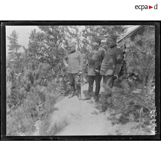 Yélak. Poste de commandement de la 1ere armée serbe. Essad Pacha, à sa droite Mr Gavrilovitch, à sa droite Georgevitch. [légende d'origine]