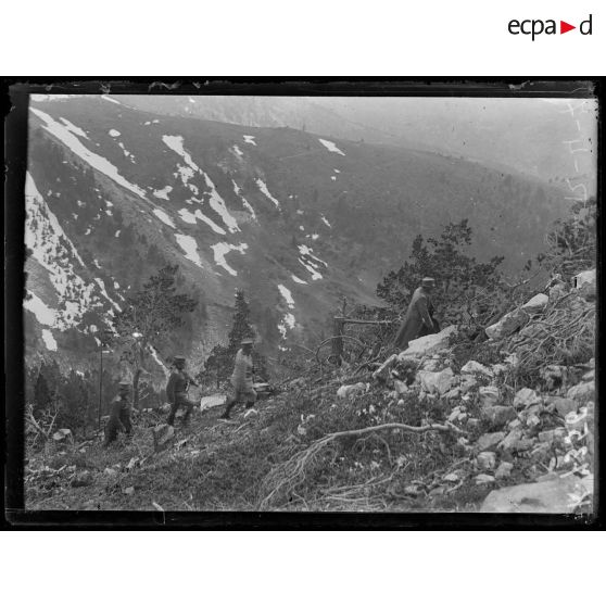 Yélak. Le colonel Smilianitch, commandant la division Drina, se rend à son observatoire, suivi de ses officiers. [légende d'origine]