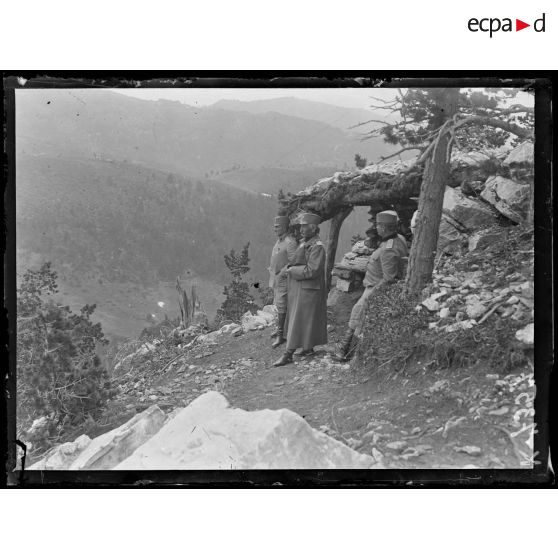 Yélak. Le colonel Smilianitch, à sa gauche le colonel Zavadjil, son chef d'Etat major. [légende d'origine]