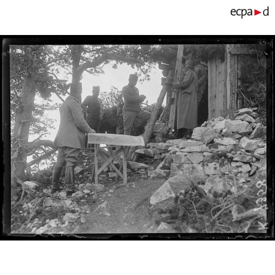 Yélak. Le colonel Smilianitch étudie la carte, poste d'observation de la division de la Drina. [légende d'origine]