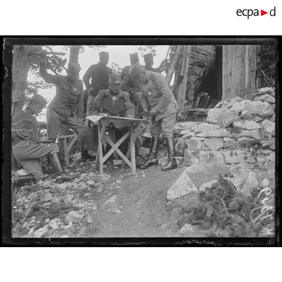 Yélak. Le colonel Smilianitch étudie la carte, poste d'observation de la division de la Drina. [légende d'origine]