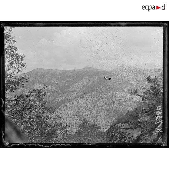 Le Ravovska Cossa. Bombardement sur les positions bulgares. Les bulgares occupent la crête, les serbes, les pentes. [légende d'origine]