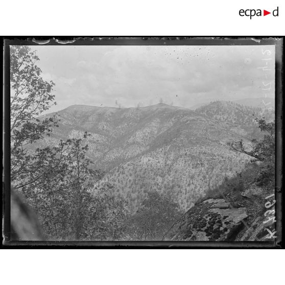 Le Ravovska Cossa. Bombardement sur les positions bulgares. Les bulgares occupent la crête, les serbes, les pentes. [légende d'origine]