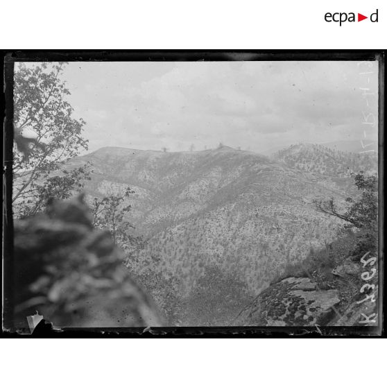 Le Ravovska Cossa. Bombardement sur les positions bulgares. Les bulgares occupent la crête, les serbes, les pentes. [légende d'origine]