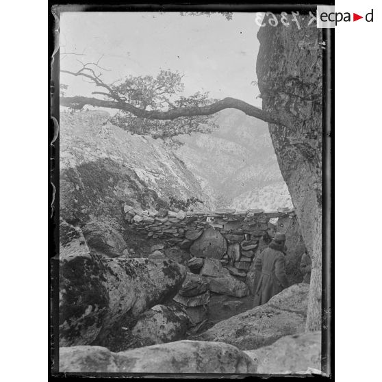 Le Ravovska Cossa. Observatoire du 4eme régiment d'infanterie de la division de la Drina devant les positions bulgares. [légende d'origine]