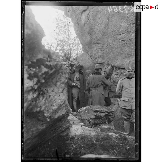 Le Ravovska Cossa. Observatoire du 4eme régiment d'infanterie de la division de la Drina devant les positions bulgares. A 1er plan, le colonel Radovanovitch. [légende d'origine]