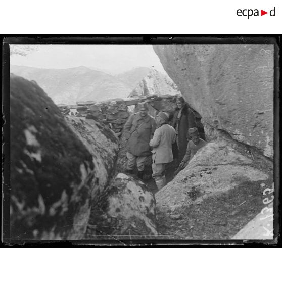 Le Ravovska Cossa. Observatoire du 4eme régiment d'infanterie de la division de la Drina. Les colonels Stoïchich et Radovanovitch. [légende d'origine]