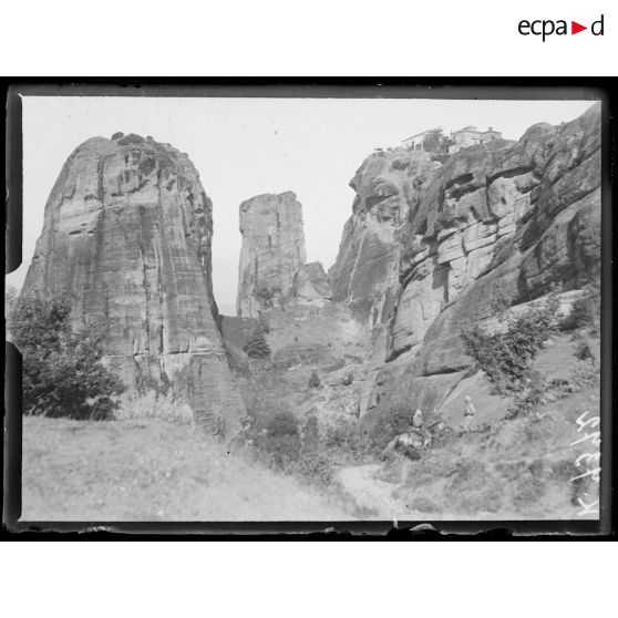 Météores (Théssalie). Monastère de Saint Varlaam. Vue en descendant des Grands Météores. [légende d'origine]