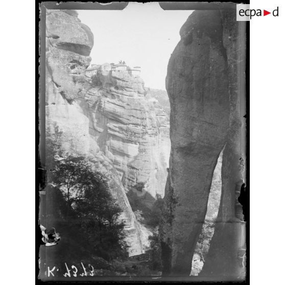 Météores (Théssalie). Monastère de Saint Varlaam. Vue en descendant des Grands Météores. [légende d'origine]
