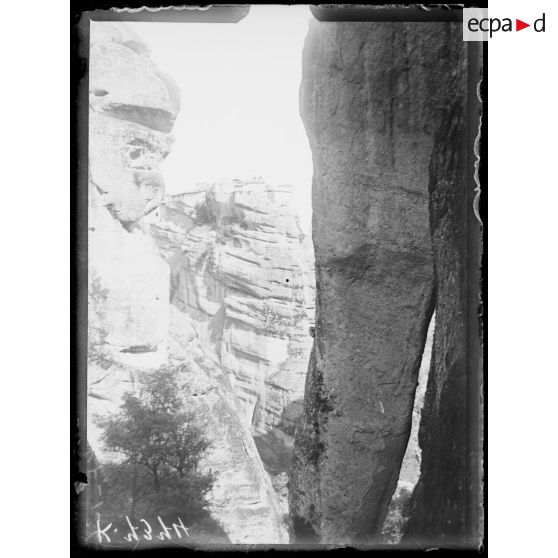Météores (Théssalie). Monastère de Saint Varlaam. Vue en descendant des Grands Météores. [légende d'origine]