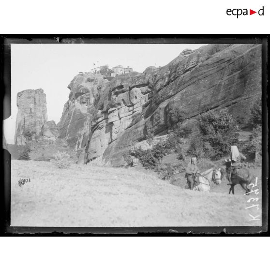 Météores (Théssalie). Monastère de Saint Varlaam. Vue en descendant des Grands Météores. [légende d'origine]