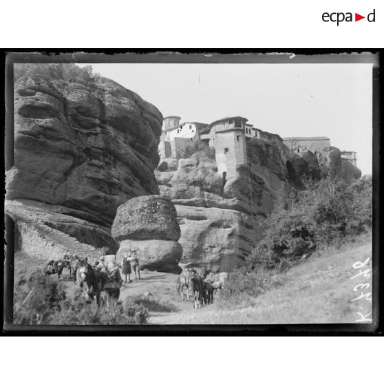 Météores (Théssalie). Monastère de Saint Varlaam. Vue en descendant des Grands Météores. [légende d'origine]