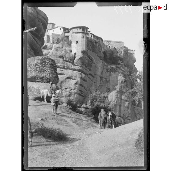Météores (Théssalie). Monastère de Saint Varlaam. Vue en descendant des Grands Météores. [légende d'origine]