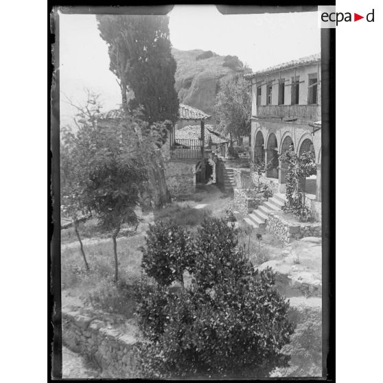 Météores (Théssalie). Monastère de Saint Varlaam. A droite, le cloître. A gauche, le salon de réception. [légende d'origine]