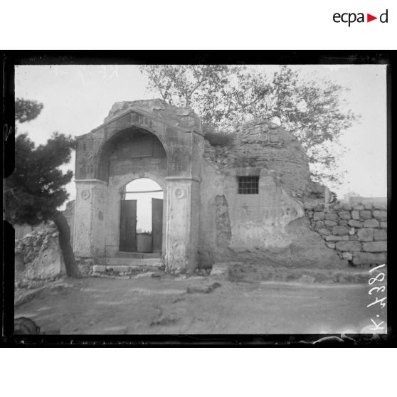 Athènes. Près la Tour des vents. Porte d'ancienne mosquée. [légende d'origine]