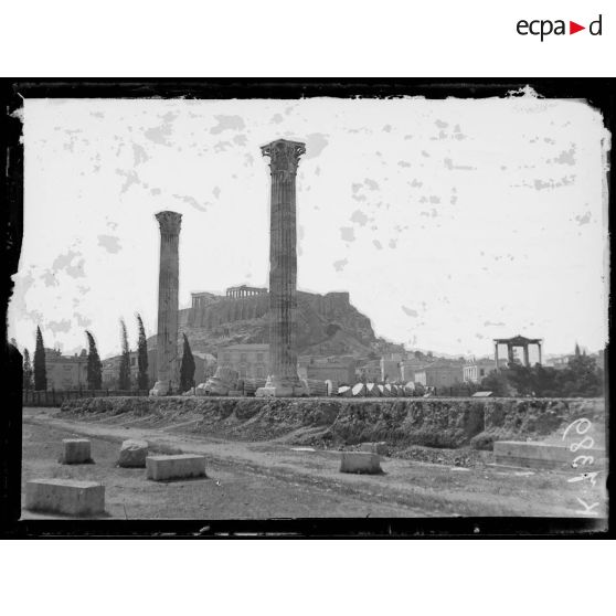 Athènes. L'Acropole et les colonnes du Temple de Jupiter Olympien. [légende d'origine]