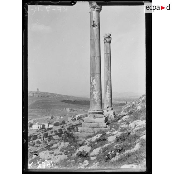 Athènes. Colonnes isolées au dessus du théâtre de Dionysos. [légende d'origine]