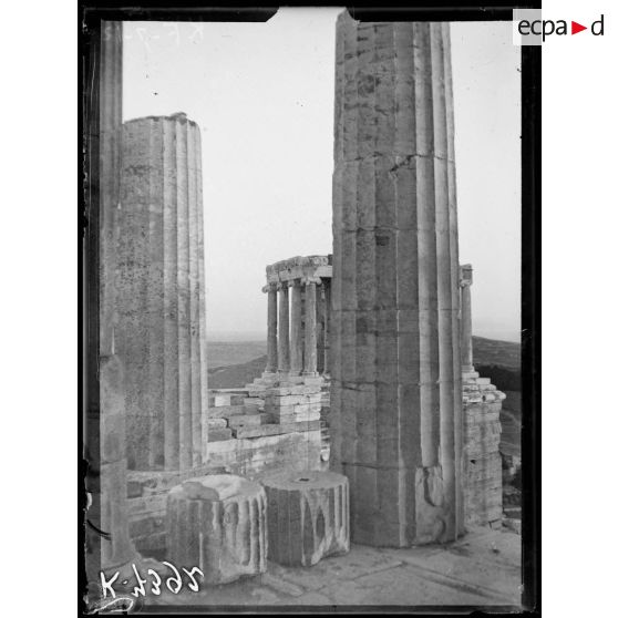 Athènes. Temple de la Victoire aptère vu à travers les Propylées. [légende d'origine]