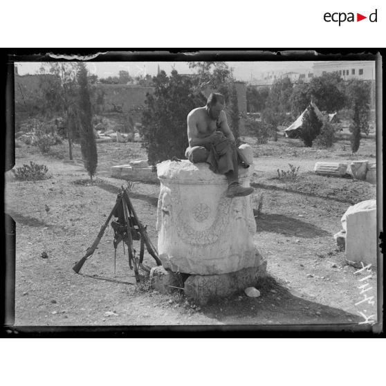 Athènes. Près du Théâtre de Dionysos. Le soldat tailleur sur un socle antique. [légende d'origine]