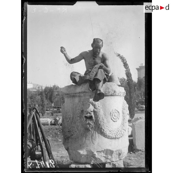 Athènes. Près du Théâtre de Dionysos. Le soldat tailleur sur un socle antique. [légende d'origine]