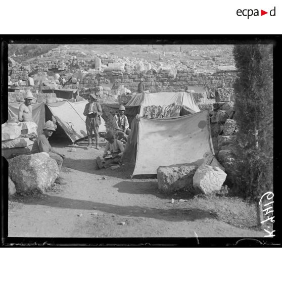 Athènes. Près du Théâtre de Dionysos. Campement près du théâtre. [légende d'origine]