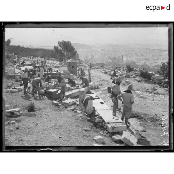Athènes. Au pied de l'Acropole. Lavoirs improvisés dans les ruines. [légende d'origine]
