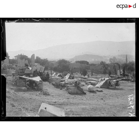 Athènes. Au pied de l'Acropole. Campement. [légende d'origine]