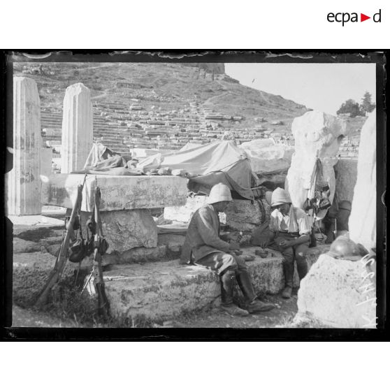 Athènes. La soupe au théâtre de Bacchus. [légende d'origine]