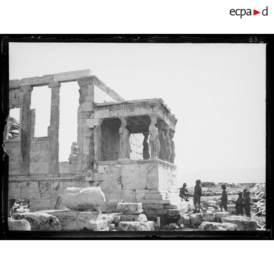 Athènes. Devant l'Erechteïon. [légende d'origine]