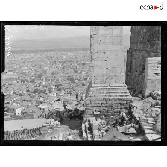 Athènes. Campement au pied des Propylées. [légende d'origine]