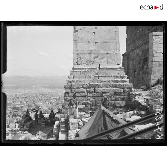 Athènes. Campement au pied des Propylées. [légende d'origine]