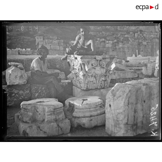 Athènes. Au pied de l'Acropole. La soupe sans les ruines. [légende d'origine]