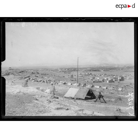 Athènes. Avant le départ, installation des cantonnements à la colline des Nymphes. [légende d'origine]