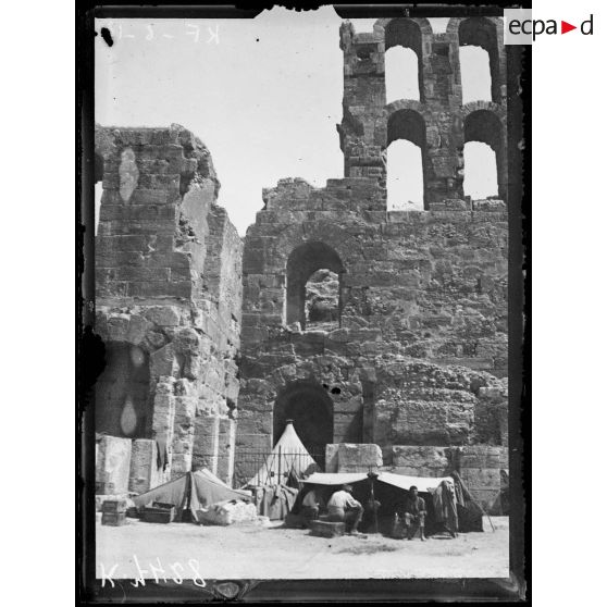 Athènes. Odéon d'Hérode Atticus. Tentes individuelles. [légende d'origine]