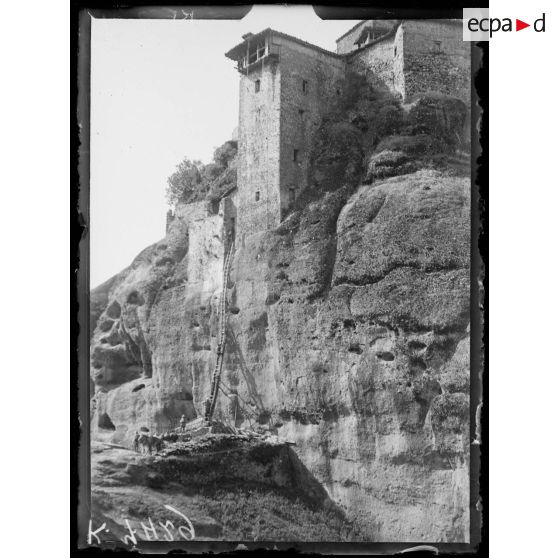 Grand Météore (Thessalie). Sur la plate-forme, les chasseurs d'Afrique à l'échelle. [légende d'origine]