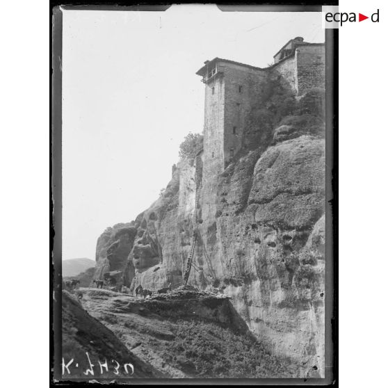 Grand Météore (Thessalie). Sur la plate-forme, les chasseurs d'Afrique à l'échelle. [légende d'origine]