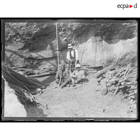 Grand Météore (Thessalie). Le filet, deux hommes peuvent être hissés ensemble. [légende d'origine]