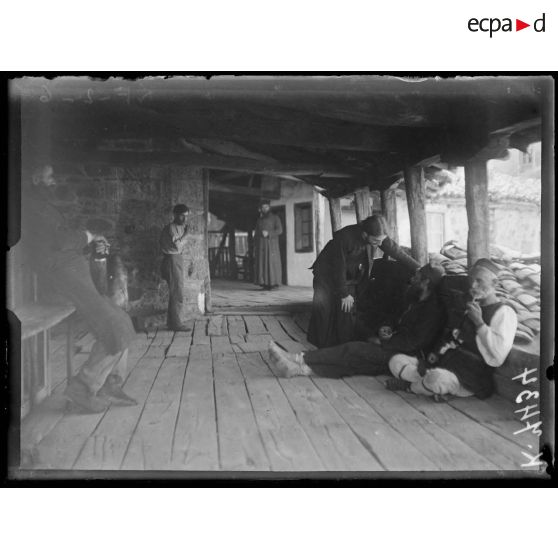 Grand Météore (Thessalie). Sur le palier du cabestan. Jeune moine et domestiques. [légende d'origine]