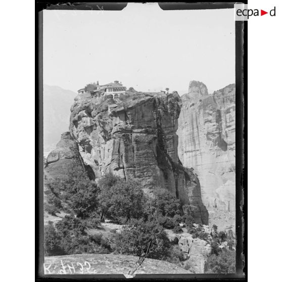 Les Météores (Thessalie). Monastère de la Sainte Trinité (Hagias Trias). Le rocher et le Monastère. [légende d'origine]