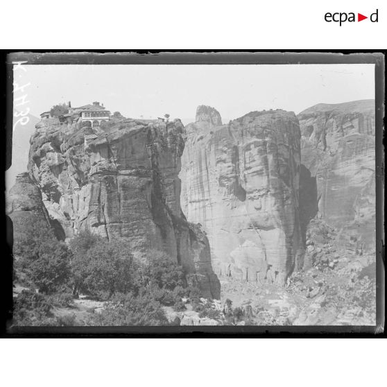 Les Météores (Thessalie). Monastère de la Sainte Trinité (Hagias Trias). Le rocher et le Monastère. [légende d'origine]