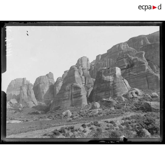 Météores (Thessalie). Monastère abandonné d'Hagios. Nicolass Kophinas, fondé en 1388. [légende d'origine]