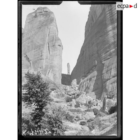 Météores (Thessalie). Le rocher et l'Aiguille près du Halissos. [légende d'origine]