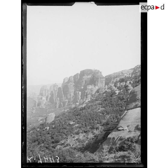 Météores (Thessalie). Vue d'ensemble sur 5 monastères. [légende d'origine]