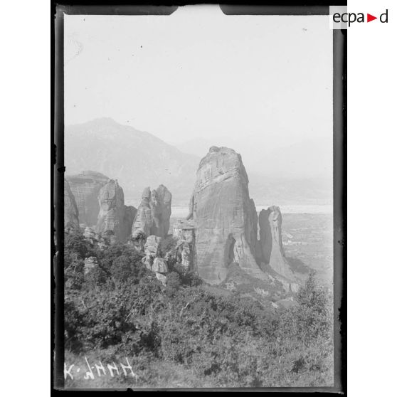 Météores (Thessalie). Monastère de Hagia Rosâne et rocher de la prison des moines. [légende d'origine]