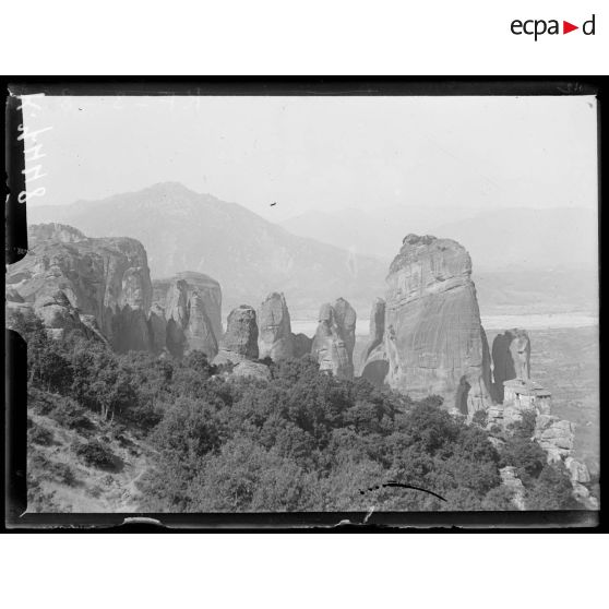 Les Météores (Théssalie). Ensemble des rochers et le Monastère d'Hagia Rosâne. [légende d'origine]