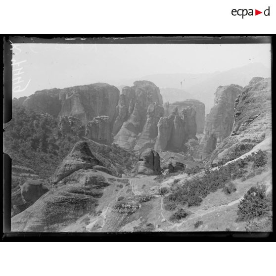 Les Météores (Théssalie). Ensemble des rochers et le Monastère d'Hagia Rosâne. [légende d'origine]
