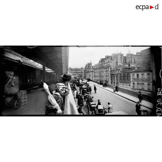 Paris. Gare Montparnasse. Rue du Départ. Voyageurs attendant leur tour aux bagages. [légende d'origine]