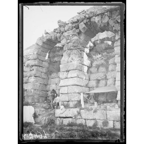 Athènes. Odéon d'Hérode Attiens. Le coiffeur militaire dans les ruines. [légende d'origine]