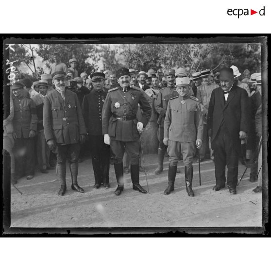 Salonique. Remise de la Croix de guerre à Essad Pacha sur la place de la Tour Blanche par le général Sarrail. Essad Pacha, Tewfik Bey; Krajewski etc... [légende d'origine]